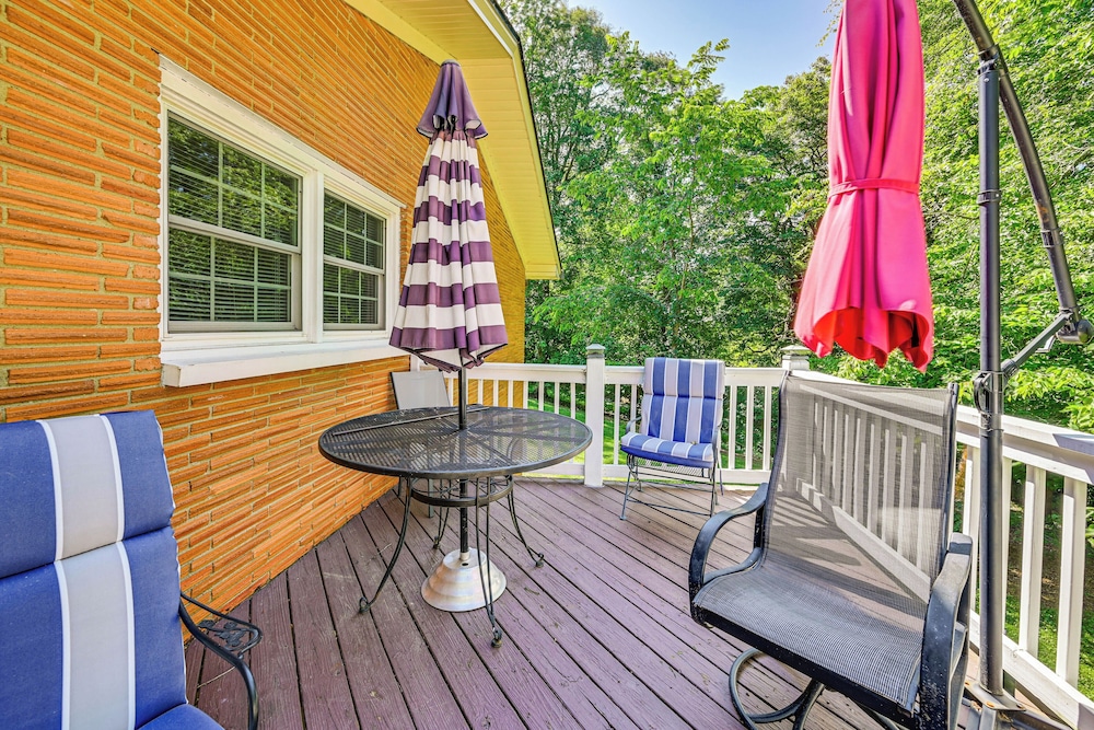 Golf Course Views & Games Galore - Vine Grove Gem!