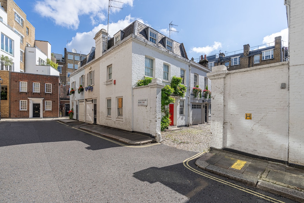 JOIVY Elegant 2-Bed Mews Flat Near Buckingham Palace