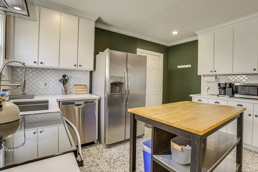 Condo 2 Mi to Houston Zoo & Museum District!