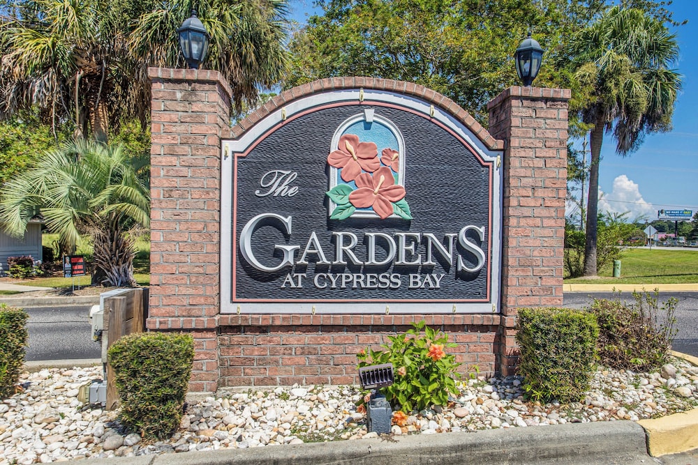 Golf Getaway by Casino, Dolphin Cruises + Beach!