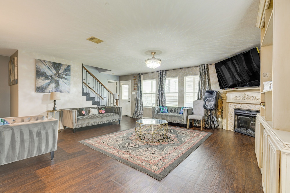 Covered Patio & Yard: Family Home in Katy