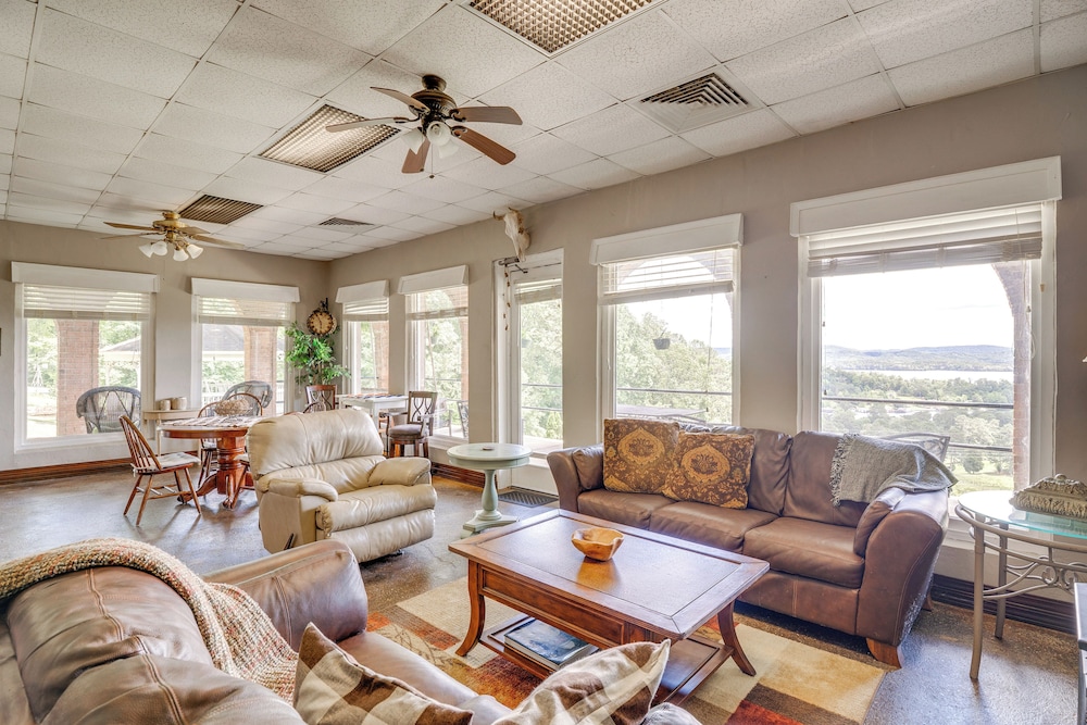 1 Mi to Lake Guntersville: Scenic Condo Retreat!