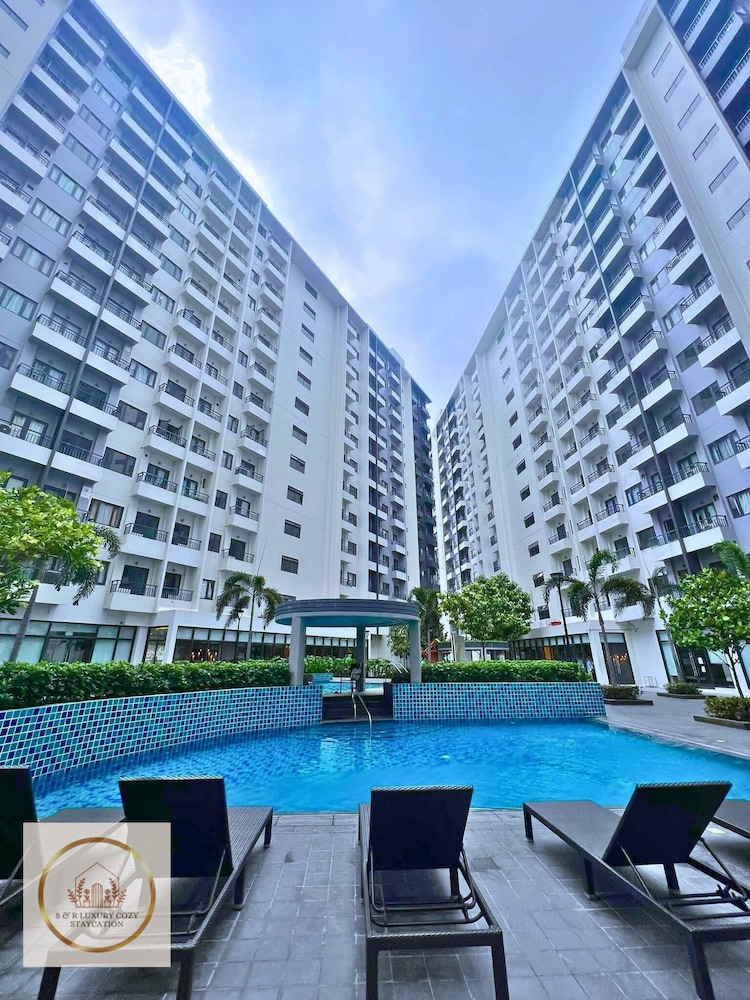 Cozy Retreat w/Balcony Near SM Mall/NAIA Airport
