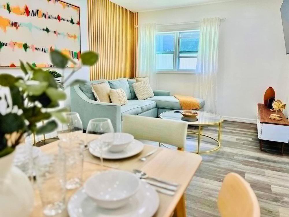 Stylish House w Hot Tub Close to Beach Stadium