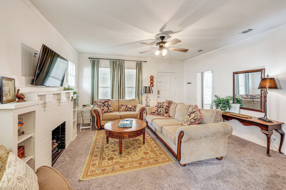 < 1 Mi to Historic Dtwn Texarkana: Charming Home!