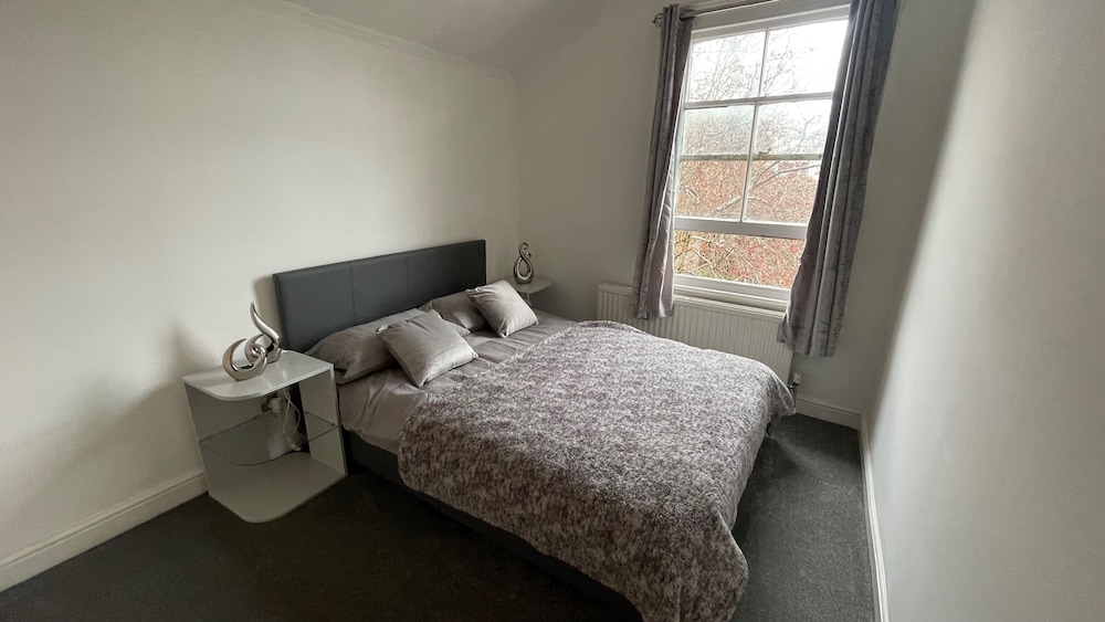 House - Sleeps 6 - Garden - Parking