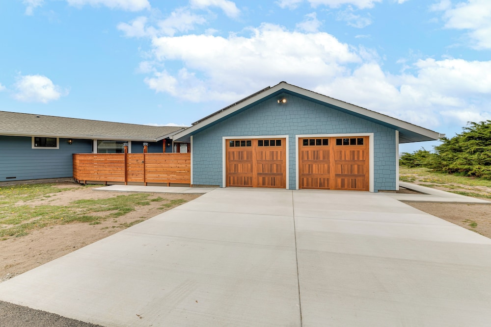 Walk to Beach: Luxury Oceanfront Escape in Caspar