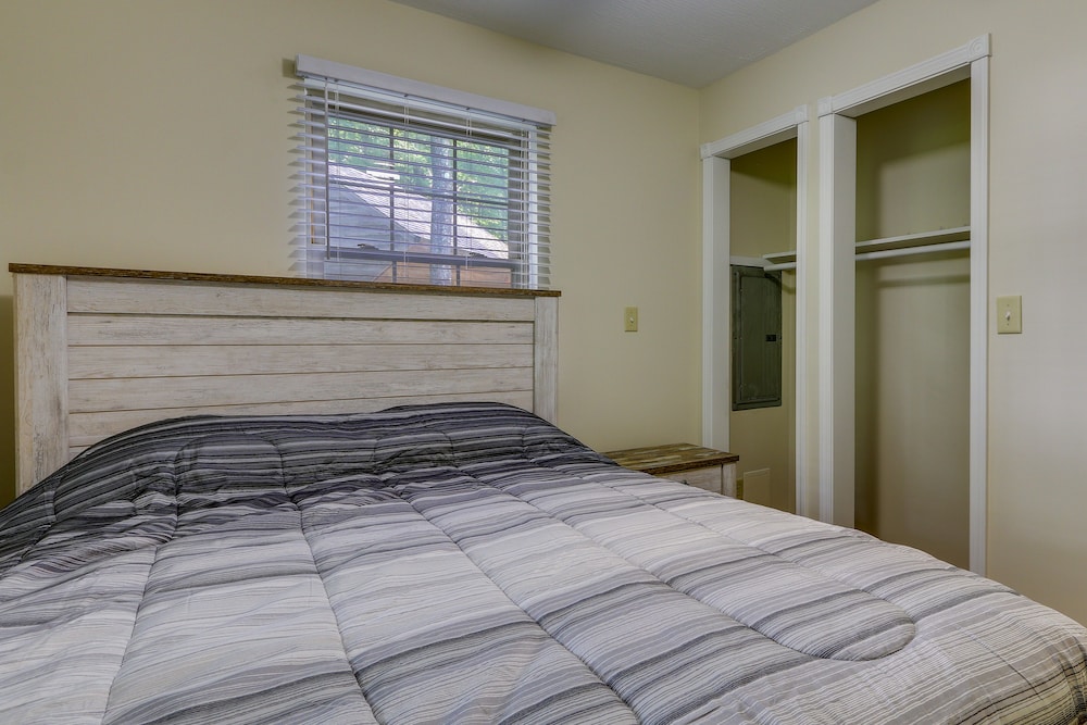 Cozy Bainbridge Retreat w/ Fireplace + Deck! view 3