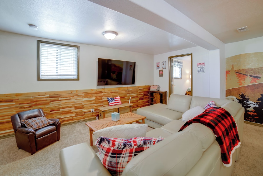 Mtn-view Oasis w/ Pool Access in Garden Valley