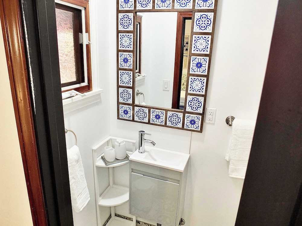 Belmont Shore Coastal Cottage - Cozy Home for 6 - 2 Blocks to Beach