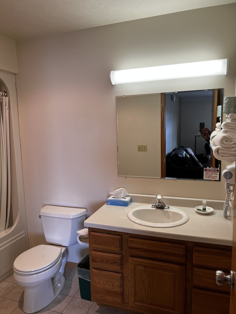 Budget Host Inn & Suites