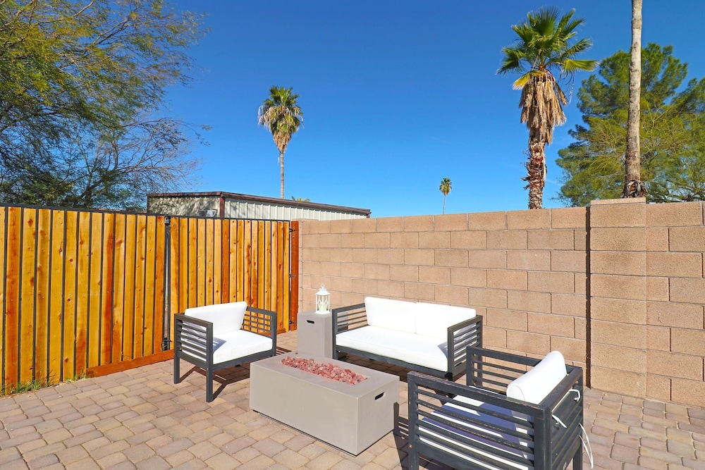 Karen in Phoenix With 4 Bedrooms and 2 Bathrooms