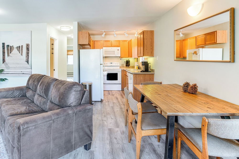 1 Mi to Stagecoach Chairlift: Stateline Condo