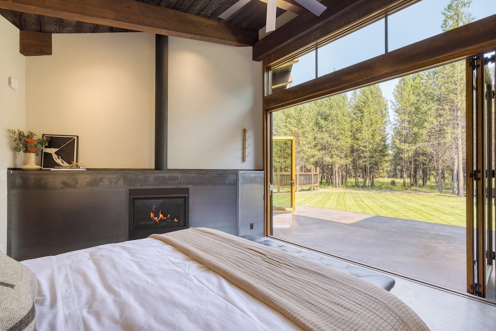 Lazy River Glamp-house by Avantstay Newly Built, Luxe Indoor-outdoor Living