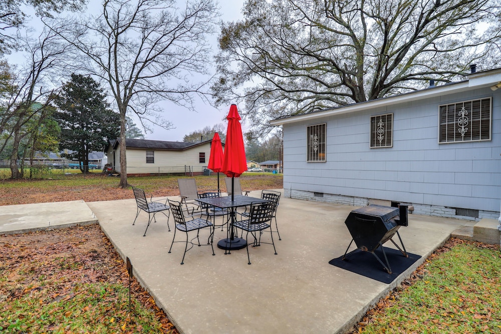 3 Mi to Mississippi Stadium: Cozy Jackson Getaway!