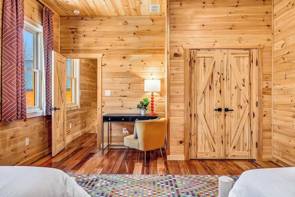 Grand Timber by Avantstay Indoor Pool, Sports Court, Game Room, & More!