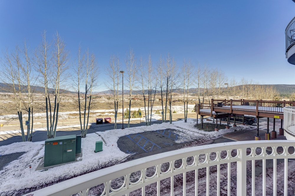 1 Mi to Skiing: Mtn-view Condo in Angel Fire!