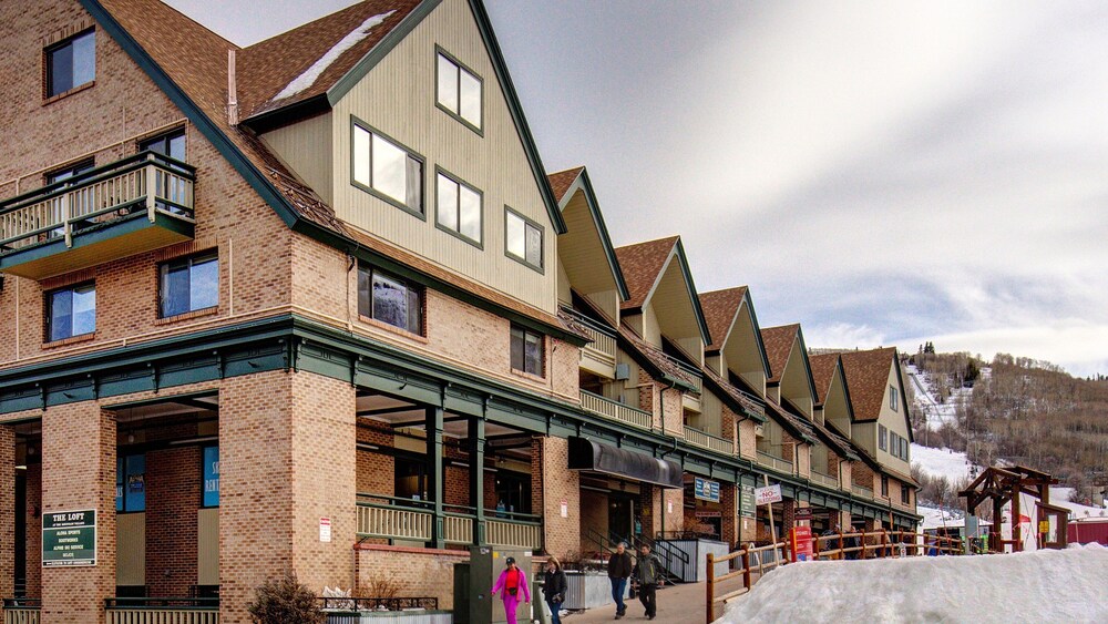 Ski Ge Loft 3 Bedroom Condo by RedAwning
