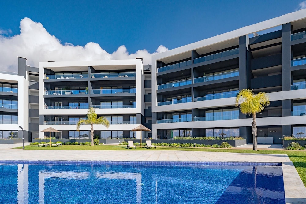 Modern Two Bedroom Portimao Apartment by Ideal Homes view 5