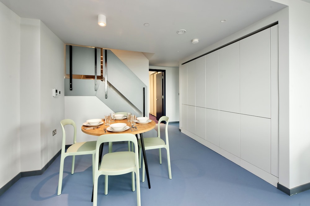 Elegant Two-bedroom Apartment in Vibrant Poplar
