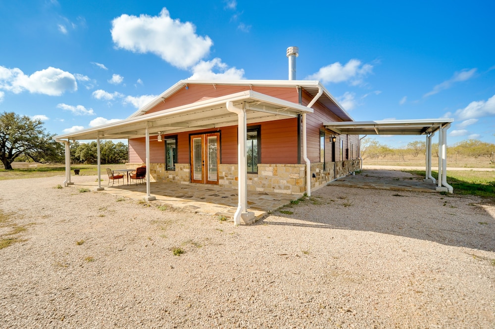 Hill Country Retreat: 100-acre Ranch Near Wineries view 5