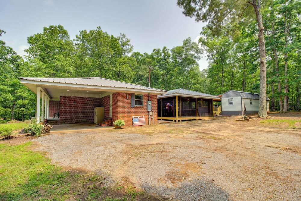 13 Mi to Guntersville Lake: Henagar Gem w/ Hot Tub