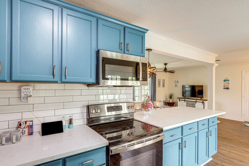 1 Mi to Moody Gardens & Beaches: Galveston Home