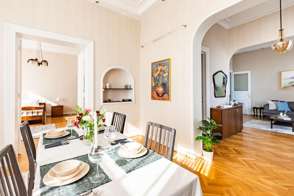 Missafir Historical Flat With Sea View in Beyoglu