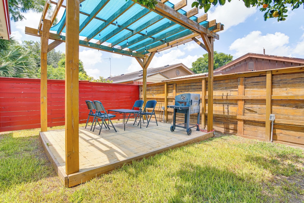 2 Mi to Family Attractions: Brownsville Cottage!