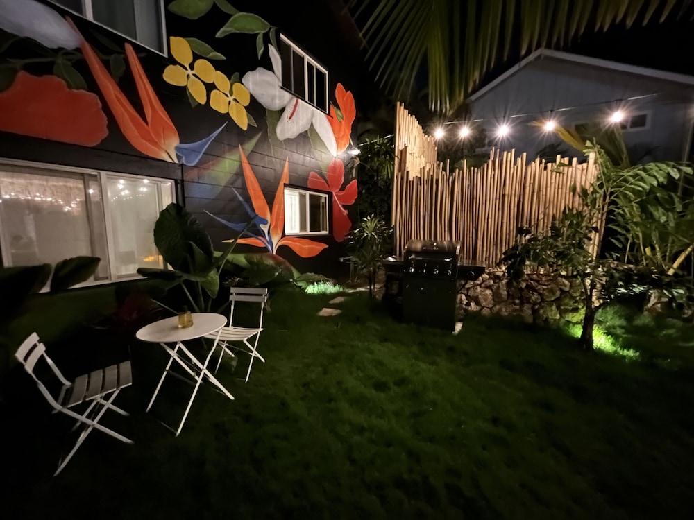 Akule Clubhouse: Awa 1 Bedroom Apt by the Beach 1 Condo by RedAwning