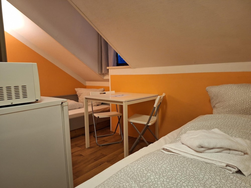 2-Rent Group Hostel Rooms AUB162