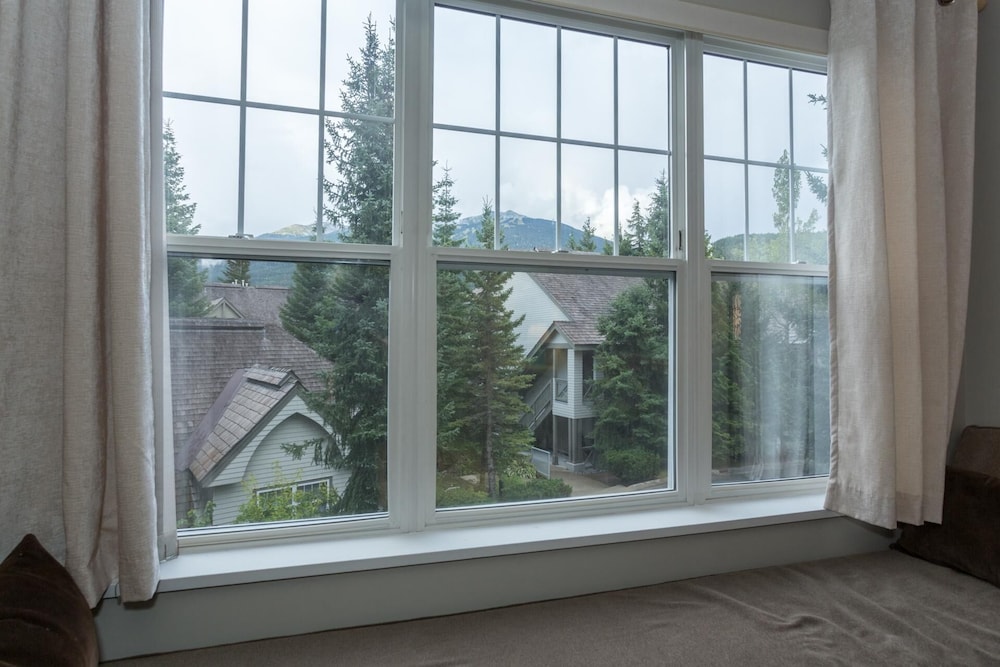 Bright & Spacious 2 Bedroom Situated in Blueberry Hills - Image 3