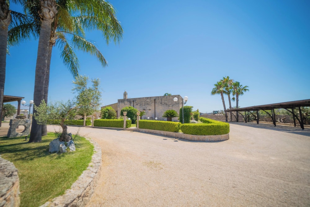 Masseria Relais Saraceno with pool view 4