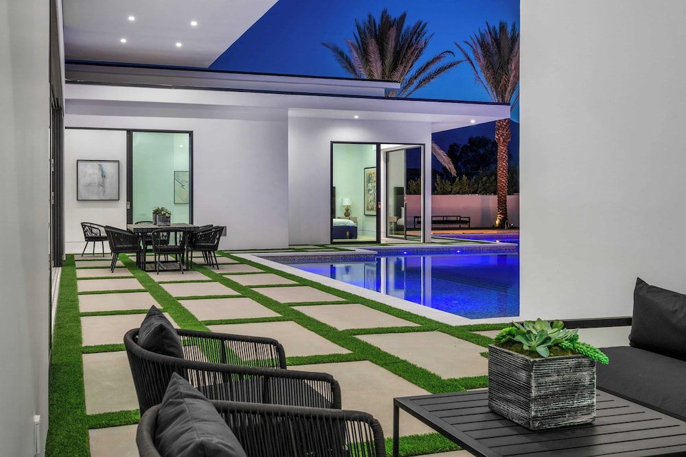 Pool, Hot Tub & Putting Green Minutes From Dining & Golf Bravo Villa #13 by Avantstay