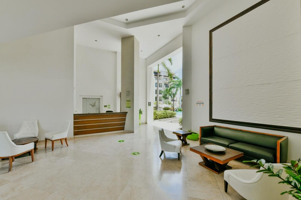 Amazing 1BR 2BA Condo Great Location w Pool GYM