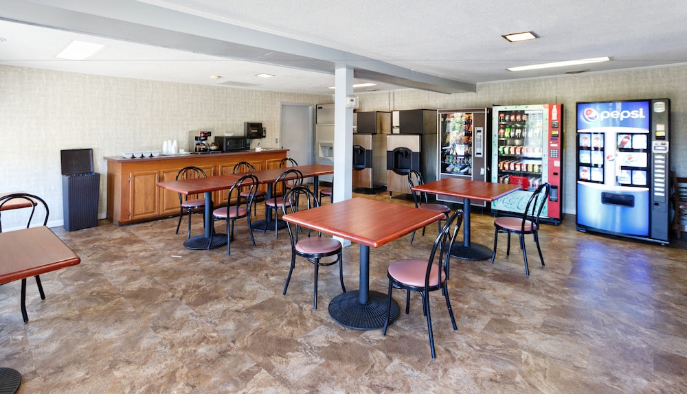 Red Carpet Inn - Louisville