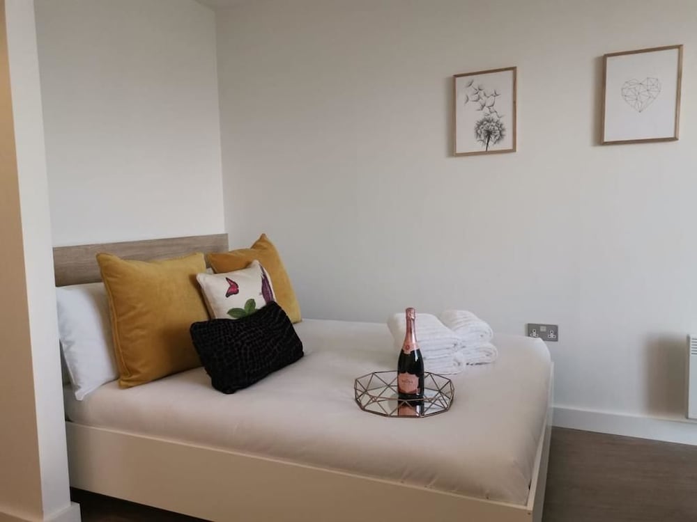 A Modern Studio With Great City Views - 17th Floor, City Views & 2 Minutes to Canal view 4