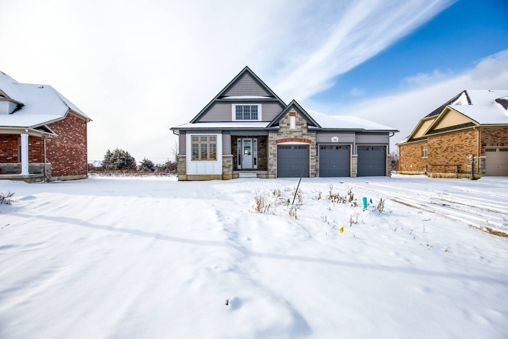 Spacious Brand New 4-bed Retreat in Quinte West
