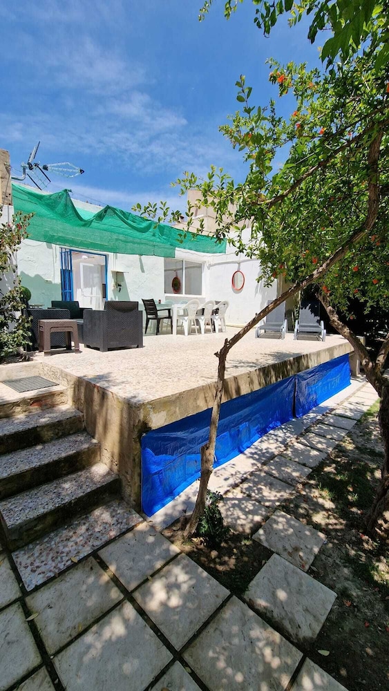 House With Exclusive Pool and Garden 7 min Walk From the Beach and the Center