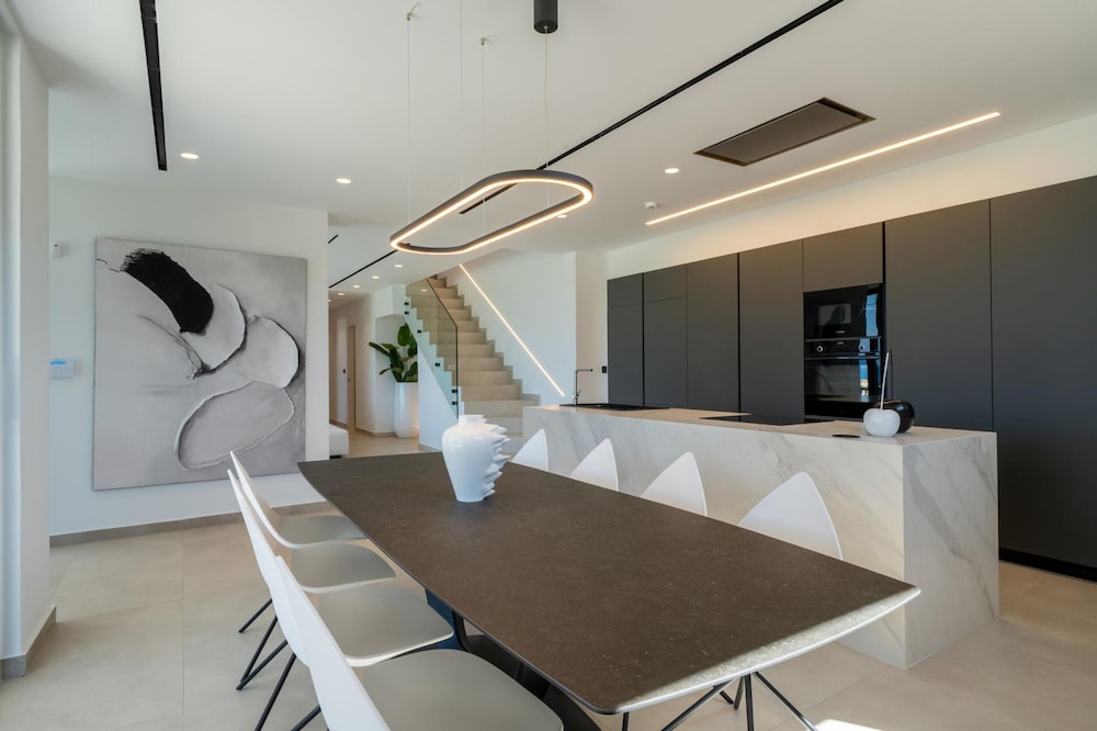 Aethra Grand- Luxury 5-bed Villa 850m From Beach