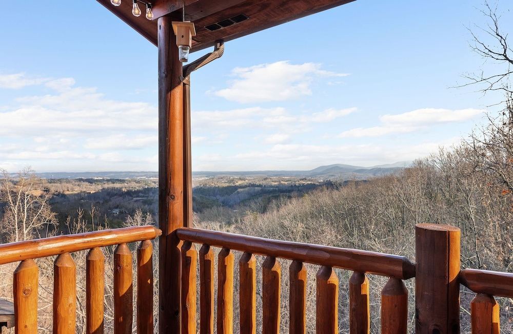 Bears Den Way Resort Cabin w Games Hot Tub View Mins From Dollywood