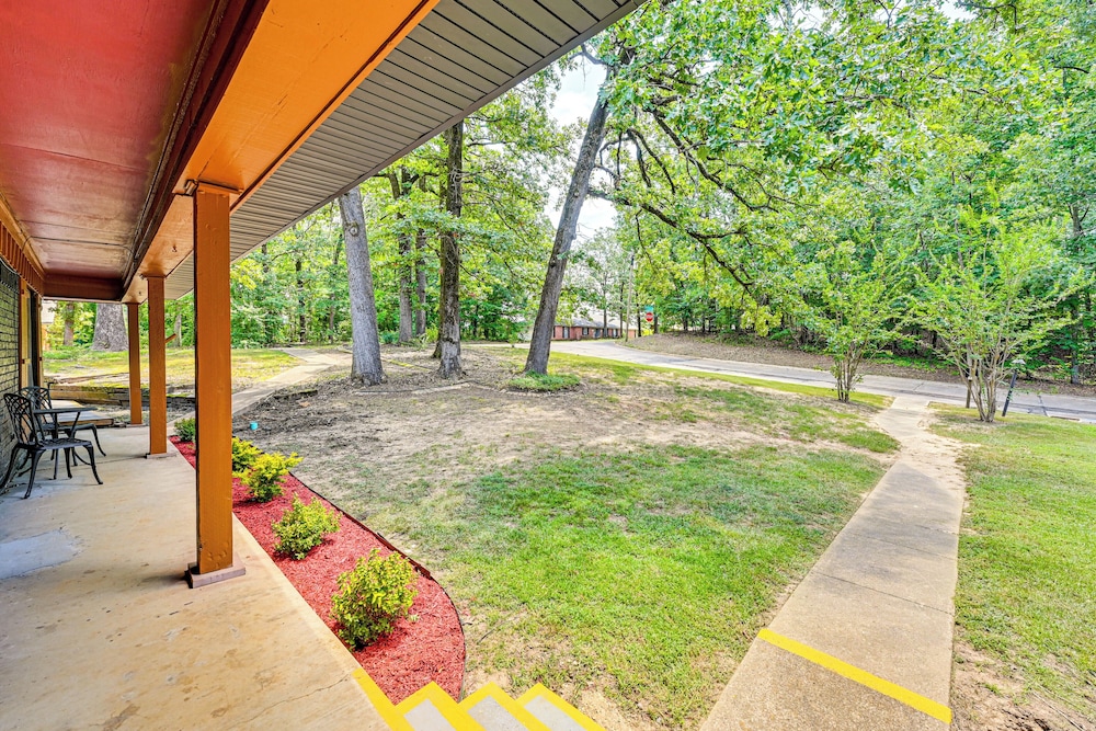 Easy I-30 Access: Cozy Texarkana Apt w/ Essentials