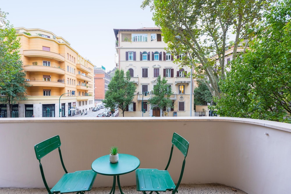Clodia 5 Apartment