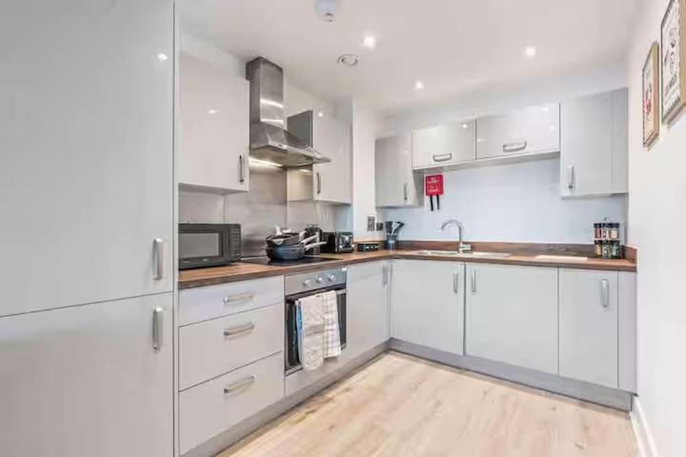 Sleeps 2 - Pets - Wifi - Parking