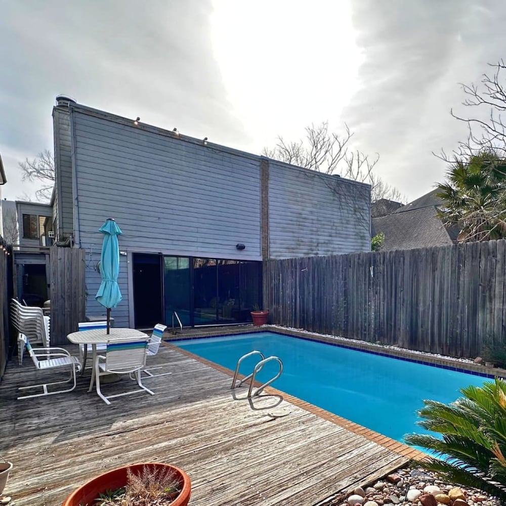 Montrose Retreat w Pool Minutes From Everything