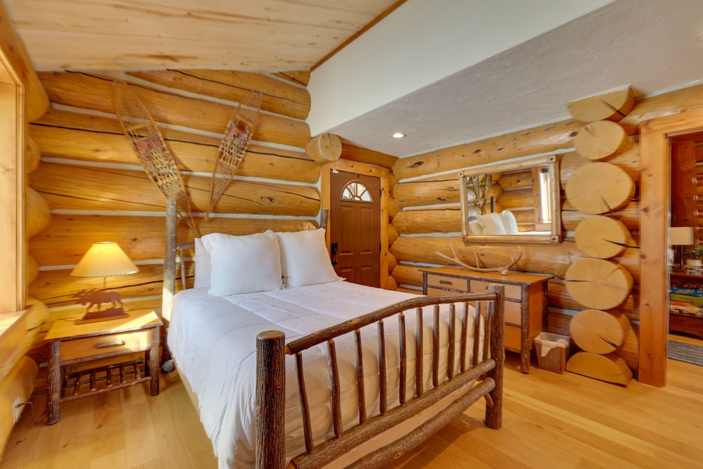 Fraser Chalet w/ Hot Tub & Mountain Views