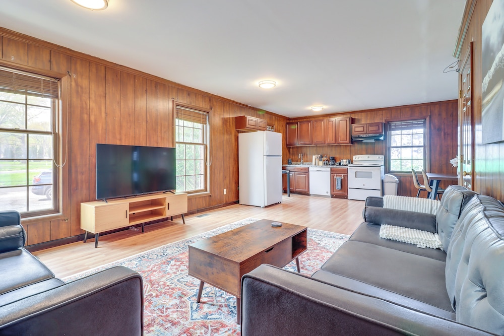 7 Mi to Downtown: Cozy West Toledo Apt w/ Yard