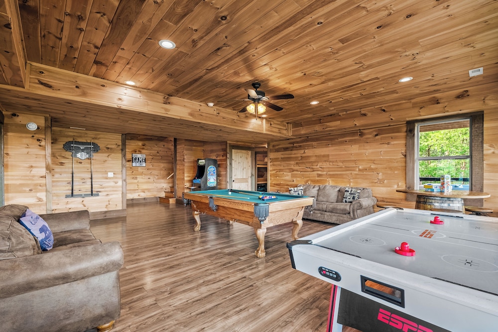 Amazing View Cabin w Gameroom Hot Tub Fire Pit