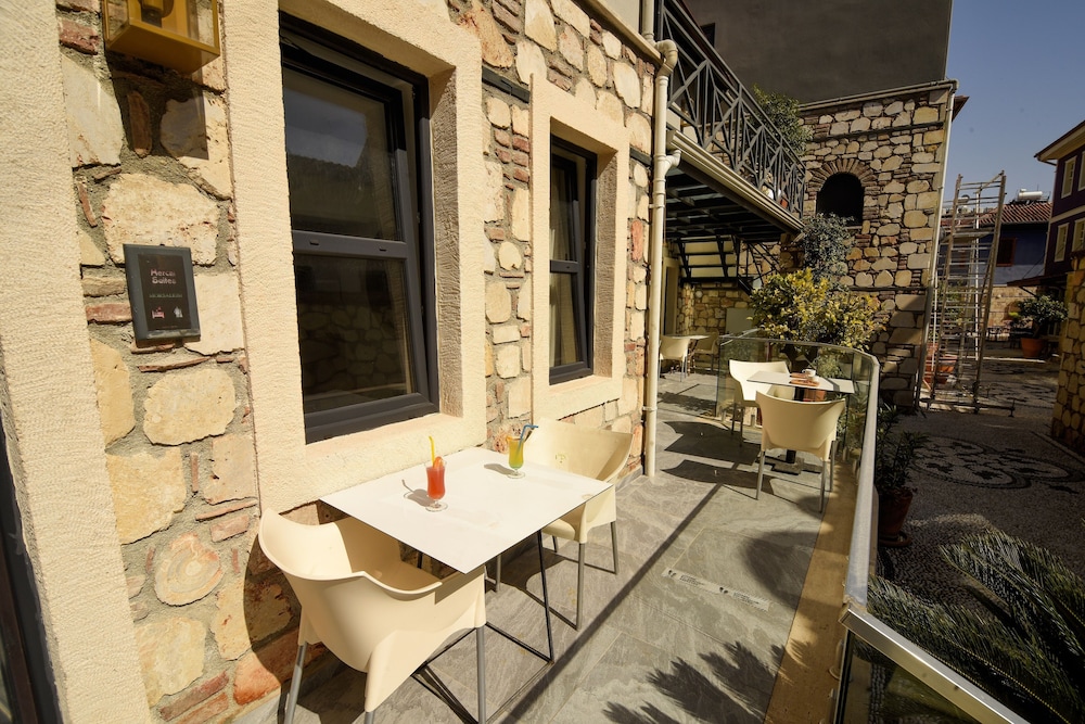 Chic Studio Flat with Patio SARDUNYA
