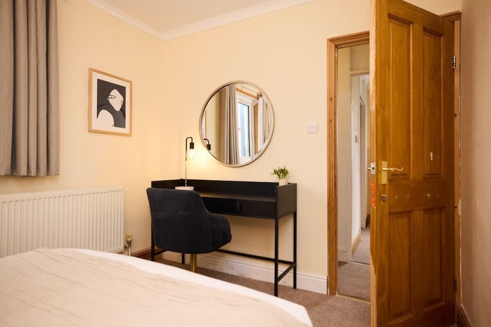 The Enfield Place - Elegant 4bdr House With Garden